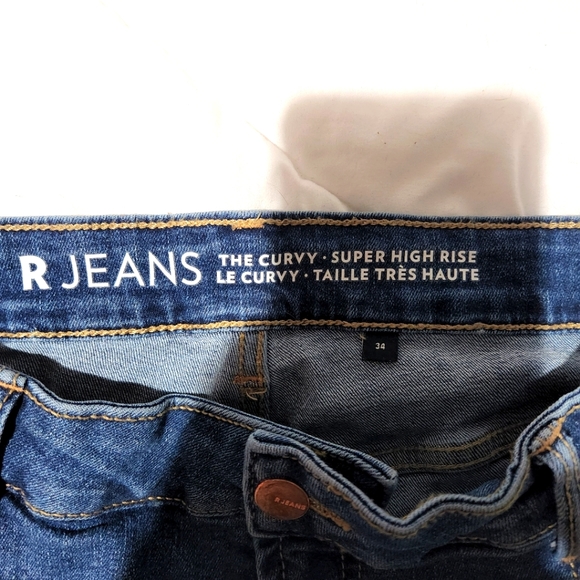 Blue denim distressed jean shorts. Size 34. - Picture 4 of 8